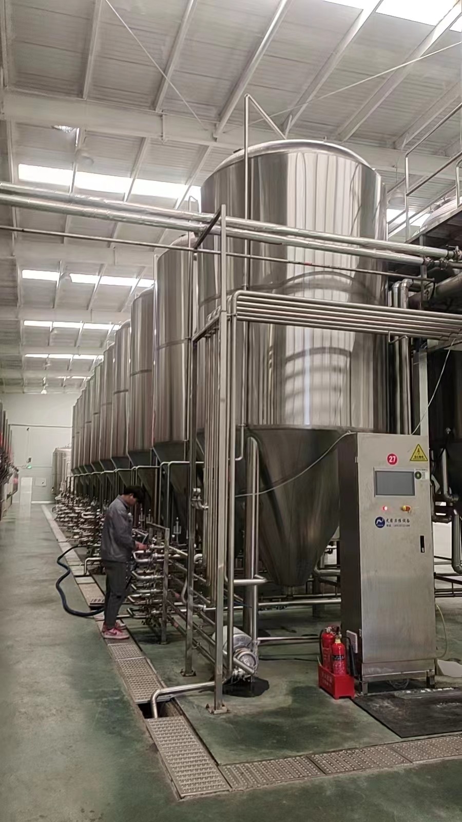 福建大型啤酒厂年产3000吨的自动化精酿啤酒设备图1